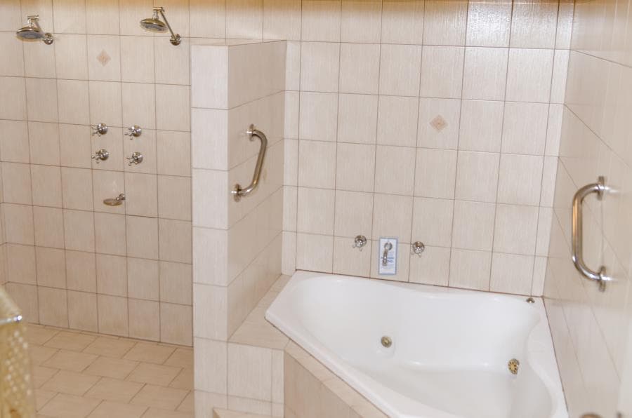Twin Showers & Corner Spa