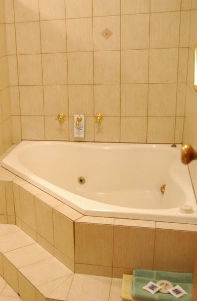 Corner spa