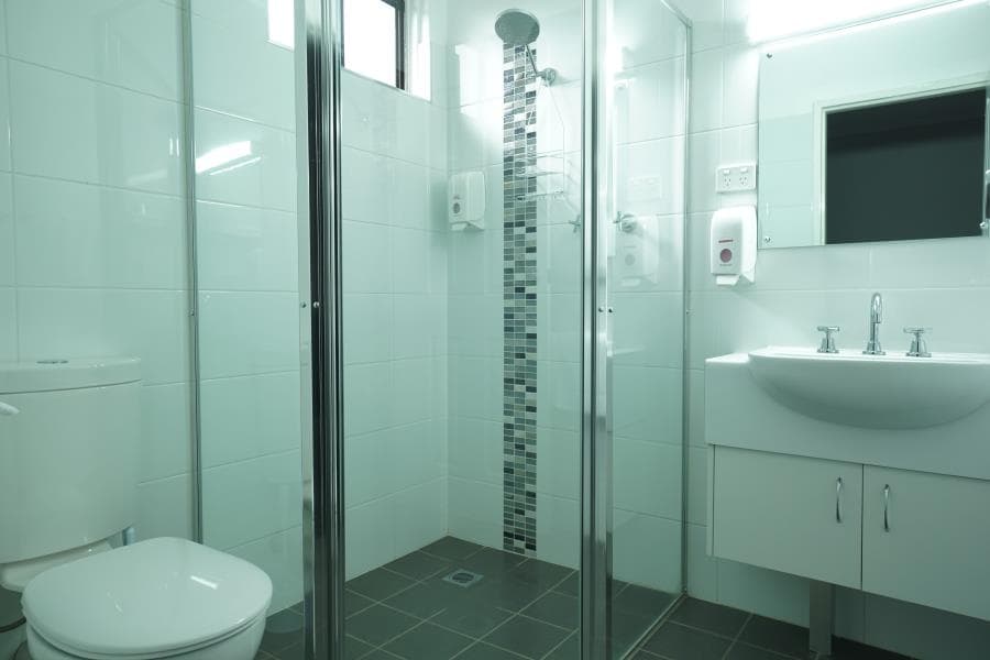King room bathroom
